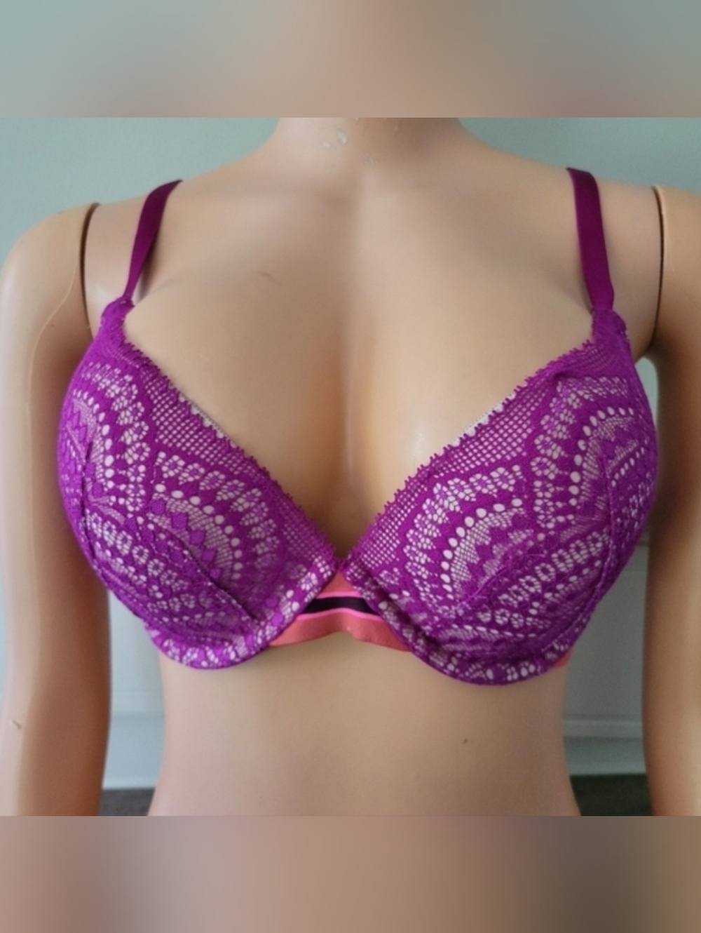 Victoria's Secret NWT Very Sexy Lightly Lined Plunge Bra 34DD.